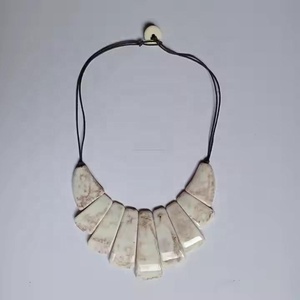 Collier artisanal en résine perlée, turquoise, forme irrégulière, bijou tendance, accessoire de mode - Product Image 2