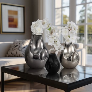 Vase de table rond élégant et moderne en métal finition fer, idéal pour la décoration florale des événements à domicile et en restaurant - Product Image 2