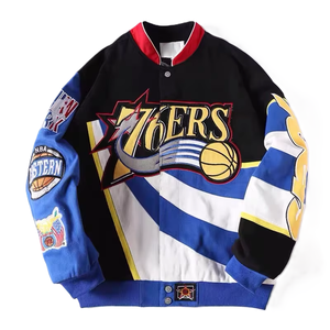 Chaqueta Varsity de los Philadelphia 76ers para Hombre, Diseño Bordado en la Parte Delantera, Azul, Negro y Blanco, Corte Regular, Cuello Redondo, Botones Cubiertos, Impermeable - Product Image 1