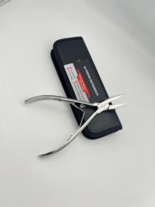 Alicates de punta plana de acero inoxidable sólido con acabado espejo plateado para extensiones de cabello, multifunción, con logotipo personalizado y estuche de cuero. - Product Image 6