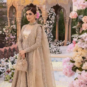 Dupatta con bordes de terciopelo y intrincado trabajo de Resham para una sofisticada ceremonia tradicional pakistaní de Nikah. - Product Image 1