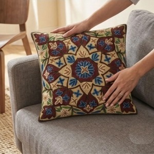 Funda de cojín con bordado Crewel de Cachemira — Beige natural con mandala geométrico en marrón y azul - Product Image 2