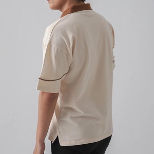 Polo en coton beige pour homme, manches courtes, avec poche poitrine et bordure marron, style décontracté - Product Image 5