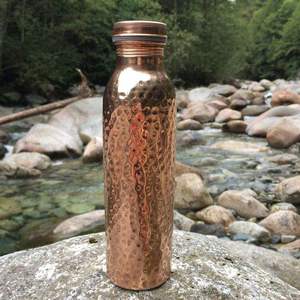 Botella de Agua Moderna de Cobre con Superficie Grabada, Reutilizable y Portátil, con Tapa, para Viajes, Hogar, Oficina y Aire Libre - Product Image 4