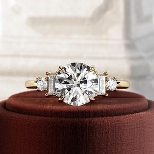 Bague de fiançailles élégante avec cinq pierres de diamant de laboratoire rondes brillantes de 2 carats, certifiées IGI E VS1, diamants CVD, or 14k/18k - Product Image 1