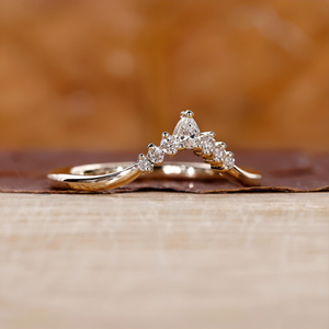 Anillo de Boda Curvo con Diamantes, Oro de 14K, Engaste de Garras, Anillo Apilable Chevron, Banda Nupcial Minimalista Unisex - Product Image 1