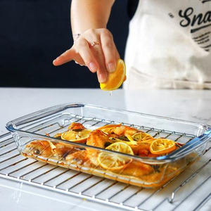 Lasagne italienne classique au four avec une riche sauce tomate, des couches de fromage crémeux, du basilic frais et du beurre d'ail - Product Image 3