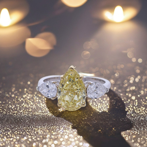 Bague de fiançailles en or jaune 14 carats avec diamant de laboratoire de 3 carats, taille poire jaune, diamants latéraux taille poire, plaqué rhodium, certifié IGI - Product Image 1