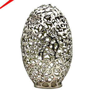 Vase à fleurs de style côtier, design vintage et moderne, en métal texturé à pois, très demandé pour la maison et le bureau - Product Image 3