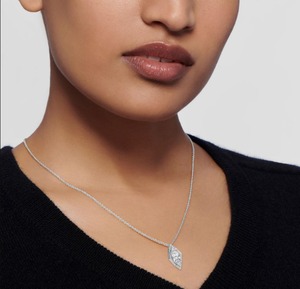 Exclusivo Colgante Art Deco con Diamante Cultivado en Laboratorio de Corte Radiante y Triangular de 2.34 CTW en Oro Rosa de 9K - Product Image 3