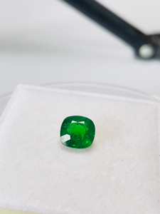 Tsavorita Natural Corte Cojín 3.39 Cts Grado AAA Certificada IGI Gema Verde con Excelente Brillo para Joyería - Product Image 2
