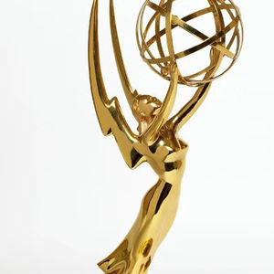 Figure emblématique de la cérémonie des Emmy Award, avec des ailes et tenant un atomium. Disponible aux prix de gros. - Product Image 1