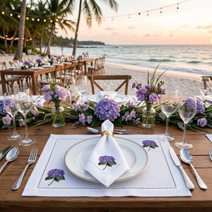 Ensemble de sets de table et de serviettes en coton pur brodé d'hortensias violets - Linge de table botanique charmant pour des dîners et des événements de luxe - Product Image 2