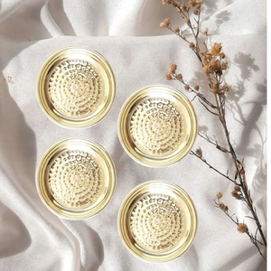 Ensemble de sous-verres carrés en laiton côtelé avec design de dissipateur de chaleur vertical, disponible à prix de gros. - Product Image 2