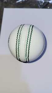 Pelota de Cricket de Cuero Premium OEM de 4 Piezas, 156g, Profesional, para Partidos de Prueba, Dura, Cosida a Mano, Ambidiestra, Grosor de 13-16mm |   IBEX - Product Image 3