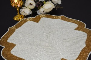 Set de table perlé fait main, forme irrégulière, tissu glamour blanc avec bordure dorée, set de table décoratif - Product Image 4
