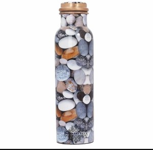 Botella de agua de cobre esmaltado hecha a mano de lujo con diseño floral azul y tapa con acabado en cobre. Esta botella de cobre premium con revestimiento de esmalte. - Product Image 3