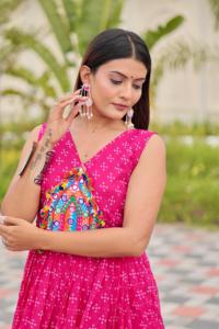 Colección de Vestidos Especiales para Navratri, con Bordado de Diseño, Trabajo con Espejos Reales y Tela Faux Georgette - Product Image 6