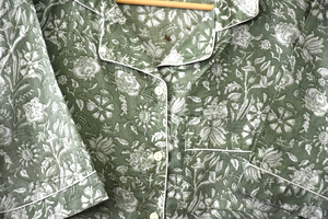 Ensemble de pyjama en coton à imprimé floral vert sauge, chemise à manches courtes boutonnée respirante et short confortable à cordon de serrage - Product Image 2