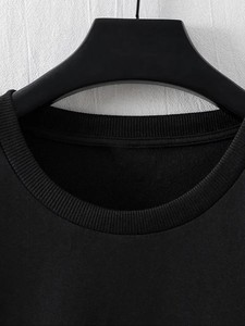 T-shirt pour homme noir coupe classique avec imprimé rayures verticales rouges, logo frontal, respirant, style streetwear, manches courtes, col rond, en jersey de coton - Product Image 5