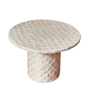 Exquisito soporte para tartas de nácar, pedestal redondo beige con borde festoneado, perfecto para exhibir tartas de boda y repostería. - Product Image 1