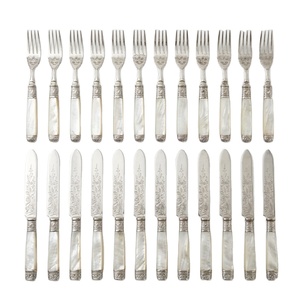 Juego de cubiertos victoriano antiguo de plata y nácar, cuchillos y tenedores de postre grabados, cubertería vintage coleccionable para el hogar - Product Image 1