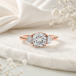 Bague Trio de Luxe Haute Qualité avec Diamant Solitaire Taille Cœur et Taille Coussin, Diamant de Laboratoire Certifié IGI, Or 18K, Vente en Gros OEM, Bijoux Fins - Product Image 2