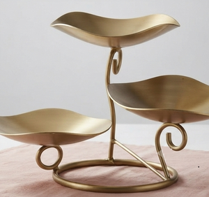 Élégante corbeille à fruits en métal doré à trois niveaux pour le rangement et la présentation en cuisine, style luxueux - Product Image 3