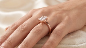Anillo de Compromiso y Boda Solitario con Corte Radiante de 1.75 CT, Diamante Cultivado en Laboratorio Clásico, Oro Sólido de 14K, Certificado IGI, Diseño Catedral - Product Image 3