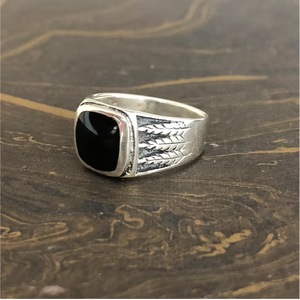 Anillo de Sello para Hombre de Plata de Ley 925 con Ónix Negro, Estilo Motero Vintage, Antideslustre, Banda Texturizada de Diseño Moderno - Product Image 2