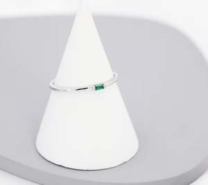 แหวนเงินแท้ประดับเพชร CZ ทรงบาแกตต์สีเขียวมรกต หรือแหวนเงินแท้หรือทองคำประดับเพชร CZ ทรงบาแกตต์แบบมินิมอล - Product Image 5