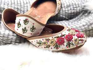 Chaussures Khussa Jutti pakistanaises faites à la main pour femmes, légères, à enfiler, avec broderie ethnique bleue et design tendance 2026 - Product Image 2