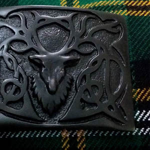 Hebilla de cinturón escocesa nueva con cabeza de ciervo y acabado negro/nudos celtas, accesorios clásicos de las Tierras Altas - Product Image 3