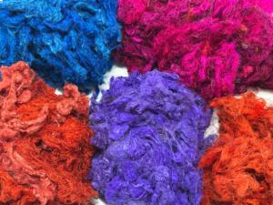 Fibra de seda de sari colorida con característica textil reciclada, ideal para manualidades, tejido, bordado y proyectos creativos. - Product Image 5