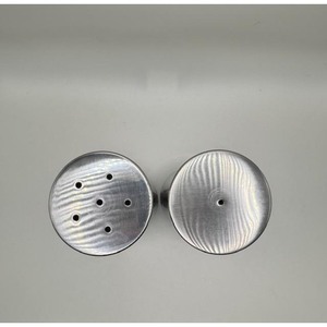 Juego de Saleros y Pimenteros de Acero Inoxidable con Base Decorativa para Uso en la Cocina - Product Image 3