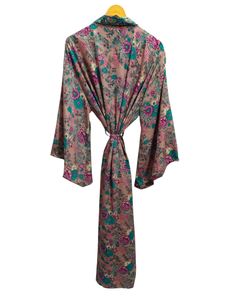 Kimono de seda Bridel con patchwork, túnica larga para cubrir el bikini, ropa de noche, hecho a mano, estilo vintage indio, kimono de sari de seda reciclada. - Product Image 4