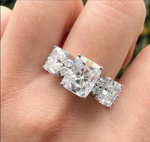 Bague unique en argent sterling 925 avec 3 pierres de moissanite taille radiant pavée 2+1 CT, cadeau de promesse pour anniversaire et fêtes - Product Image 1
