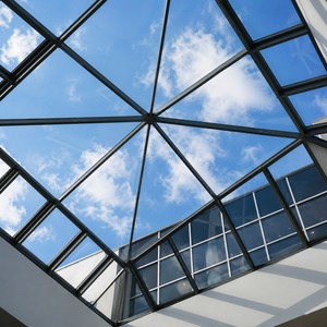 Tragaluz de Vidrio Geométrico Moderno con Marco de Aluminio Negro, Sistema de Iluminación Natural para Edificios Comerciales - Product Image 5