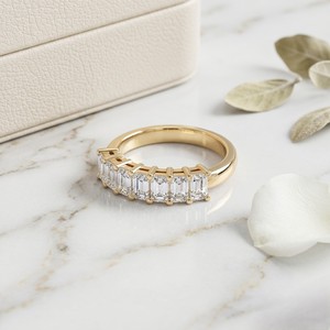 แหวนวงแหวนเจ็ดเม็ดทรงวงรี 1.05 กะรัต ฝังแบบขาเสียบ - Product Image 2