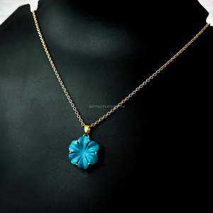 Collier avec pendentif en forme de fleur bleue turquoise, pierre précieuse sculptée, pour femmes, cadeau d'anniversaire, bijoux à la mode, vente en gros - Product Image 6