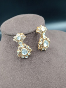 Pendientes Largos con Diseño Floral de Amaira Jewels, Chapados en Oro, Estilo Moderno para Bodas, de la India (Rajasthan) - Product Image 1