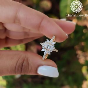 Bague de Fiançailles et d'Éternité Classique pour Femme Charm_Jewells en Argent Plaqué Or Rose 18K avec Moissanite Taille Coussin et Sertissage à Griffes IGI - Product Image 4