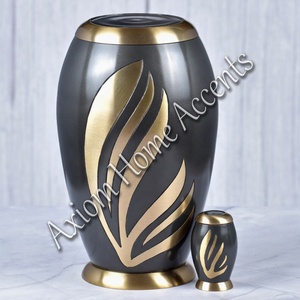 Urne en laiton poli pour cendres avec sculptures ornées Souvenir funéraire classique et commémoratif par Axiom Home Accents - Product Image 2