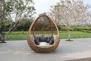 Chaise longue cocon d'extérieur haut de gamme en osier moderne avec des caractéristiques durables et écologiques, incluant des coussins pour patio et terrasse - Product Image 6
