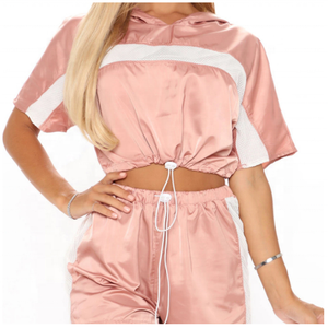 Conjunto de dos piezas de Hip Hop sólido de verano 2022 para mujer, sudadera de satén de poliéster reflectante, pantalones cortos deportivos informales, botón al por mayor - Product Image 3