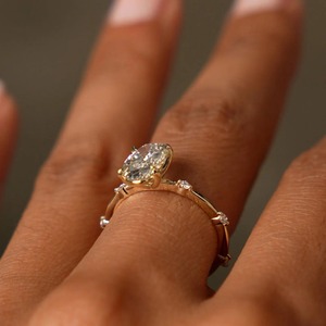 Anillo de Compromiso con Diamante Ovalado de 1.5 Quilates Cultivado en Laboratorio, Oro de 14K con Piedras Laterales, Elegante, Moderno, Atemporal, Certificado por IGI - Product Image 5