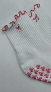 Chaussettes blanches pour femmes, broderie tournesol, bordure à volants, antidérapantes, respirantes, écologiques, pour le yoga et le quotidien, en coton tricoté - Product Image 2