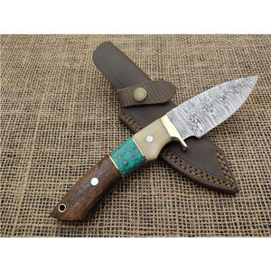 Couteau artisanal en acier Damas avec manche en bois, détail en pierre naturelle et étui en cuir pour usage extérieur - Product Image 4