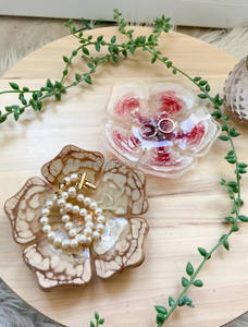 Bol en résine Elevate Space Bol décoratif en résine de sauge Bol en résine contemporain pour la décoration intérieure - Product Image 3