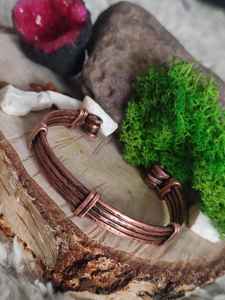 กำไลข้อมือทองแดงทองเหลืองสามโลหะทำมือจากอินเดีย เครื่องประดับบำบัดแบบอายุรเวทแบบดั้งเดิม สำหรับผู้ชายและผู้หญิง - Product Image 3